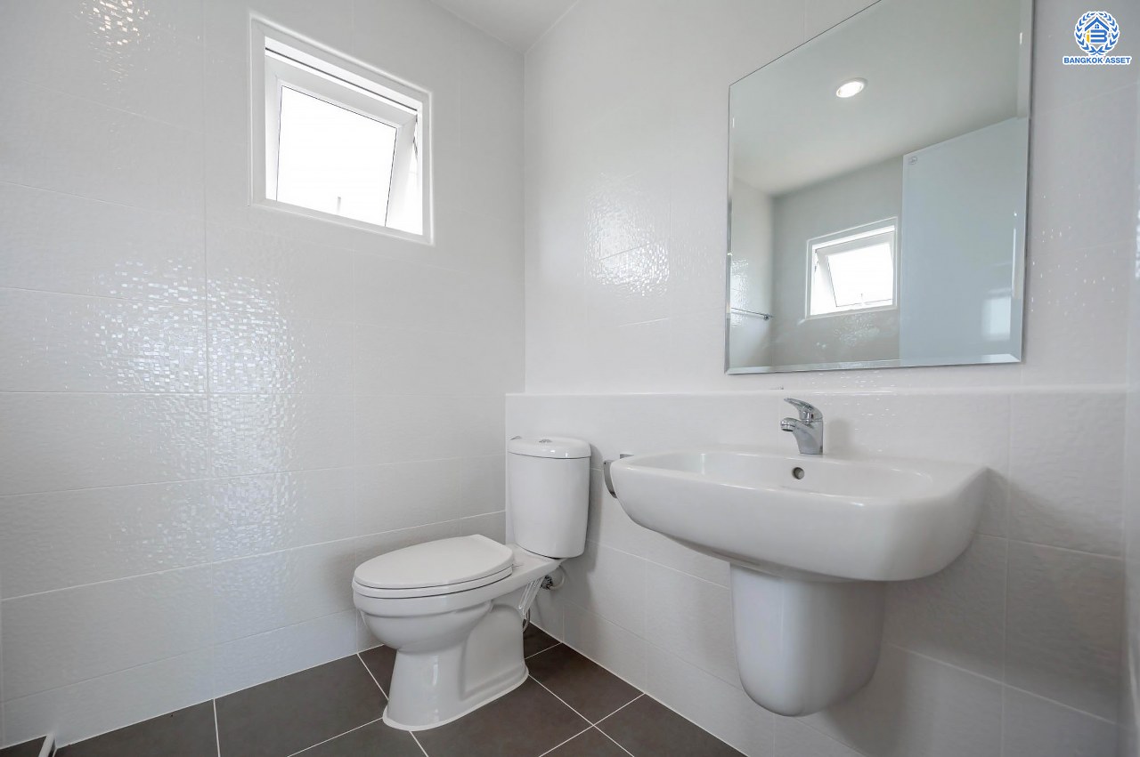 บ้านมือสองตกแต่งใหม่ คุณภาพแบรนด์ LH โครงการ ชัยพฤกษ์ ราชพฤกษ์-แจ้งวัฒนะ หลังมุม เนื้อที่ 58.1 ตร.ว. ฟังก์ชัน 3 ห้องนอน 3 ห้องน้ำ 2 ที่จอดรถ ภายในตกแต่งหรูหรา บนทำเลศักยภาพติดถนนราชพฤกษ์ เชื่อมสู่แจ้งวัฒนะได้อย่างรวดเร็ว ใกล้รถไฟฟ้าสายสีชมพู "ปากเกร็ด" จุดขึ้นทางด่วน "แจ้งวัฒนะ" โรบินสัน ไลฟ์สไตล์ ราชพฤกษ์ และ โลตัส นอร์ธราชพฤกษ์